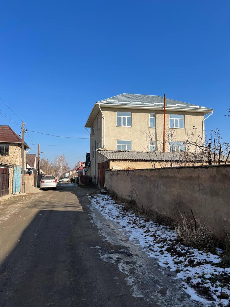 Emir Guest House In Karakol Buitenkant foto