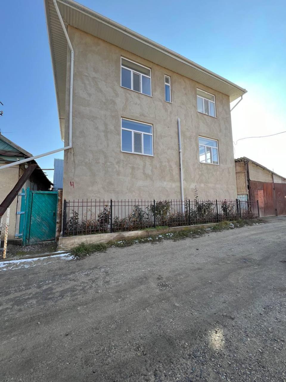 Emir Guest House In Karakol Buitenkant foto