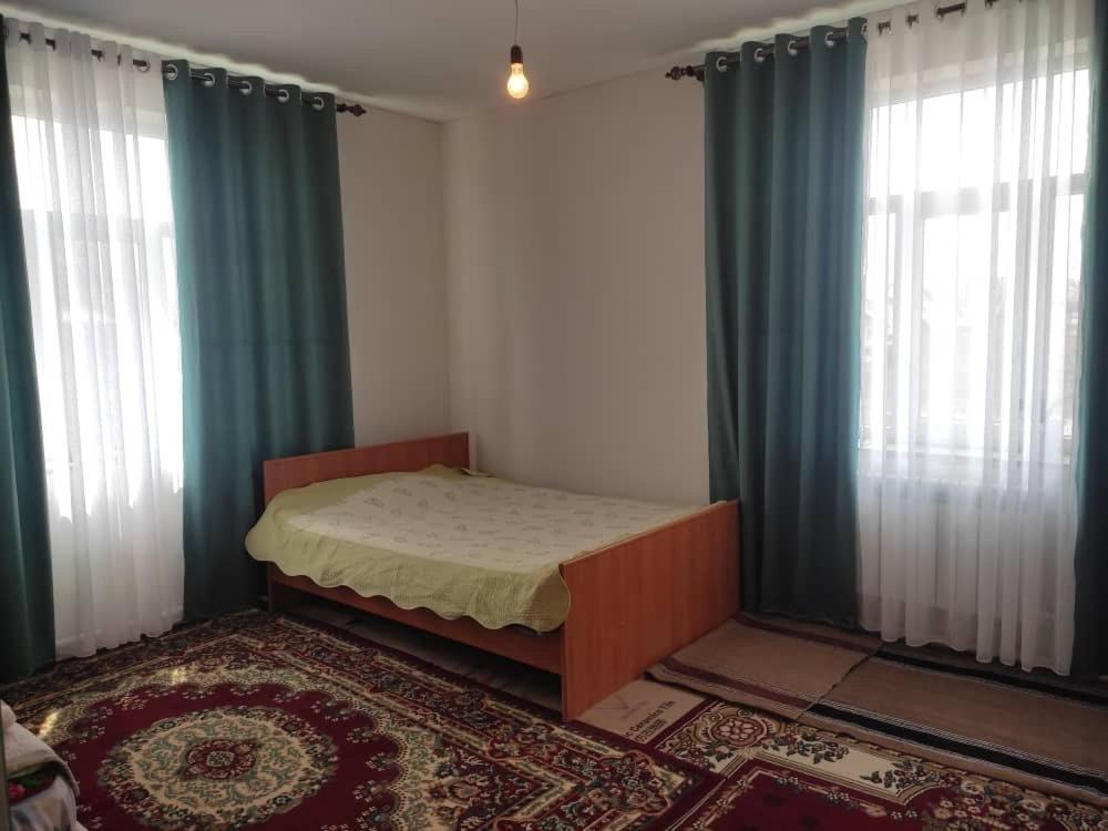 Emir Guest House In Karakol Buitenkant foto