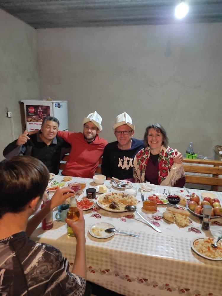 Emir Guest House In Karakol Buitenkant foto